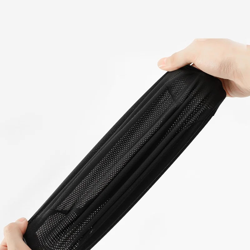 Una mano sostiene una gorra de cráneo negra transpirable para deportes y actividades al aire libre.