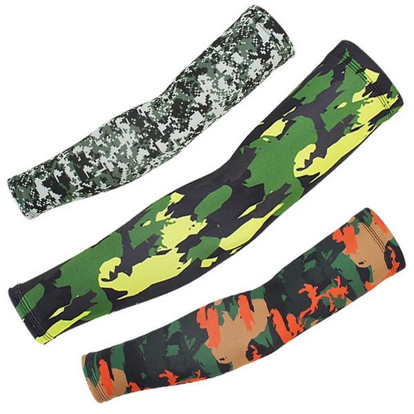 Trois manches tactiques à motifs de camouflage, y compris numérique vert et noir, orange et olive.