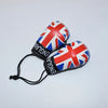 Un par de llaveros de guantes de boxeo decorativos con diseño Union Jack en rojo, blanco y azul.