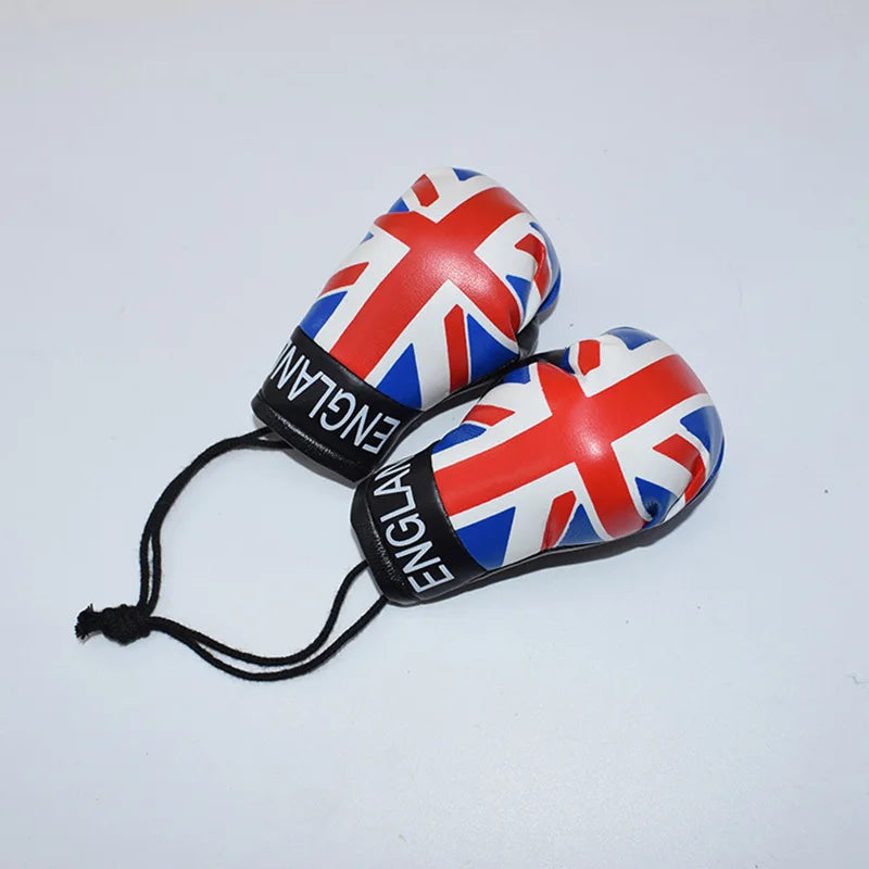 Un par de llaveros de guantes de boxeo decorativos con diseño Union Jack en rojo, blanco y azul.