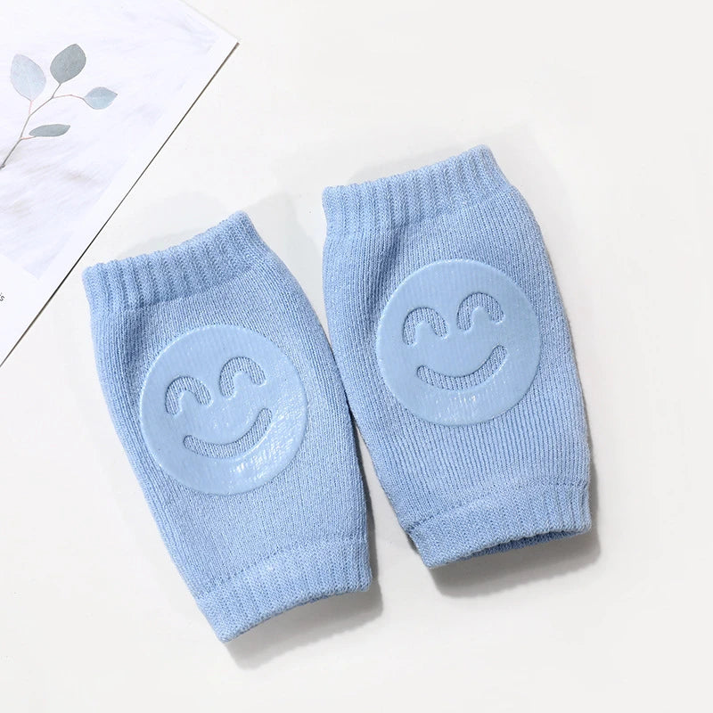 Ein Paar hellblaue weiche elastische Wadenwärmer für Baby und Kleinkinder mit Smiley-Design.