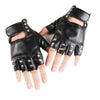 Schwarze Leder-Performancehandschuhe mit silbernen Nieten und Fingeröffnungen