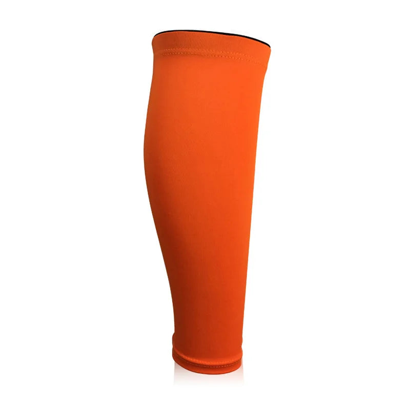 Ein langes orangefarbenes Kompressionsbeinwärmer, aufrecht stehend.