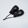 Llavero de guante de boxeo de cuero negro con un cordón negro fino.