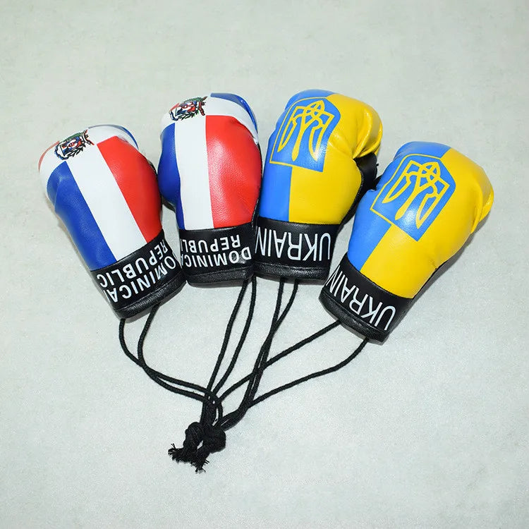 Cuatro llaveros decorativos con guantes de boxeo que presentan las banderas de Dominica y Ucrania