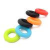 Collection de bagues de grip en silicone rouge, noir, orange et bleu, disposées en diagonale.