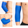 Manche de sport bleu respirant pour le soutien du joint, montré sur un bras.