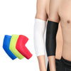 Un ensemble de quatre manches de soutien sportif respirantes bleues, vert lime et rouges sur un bras.