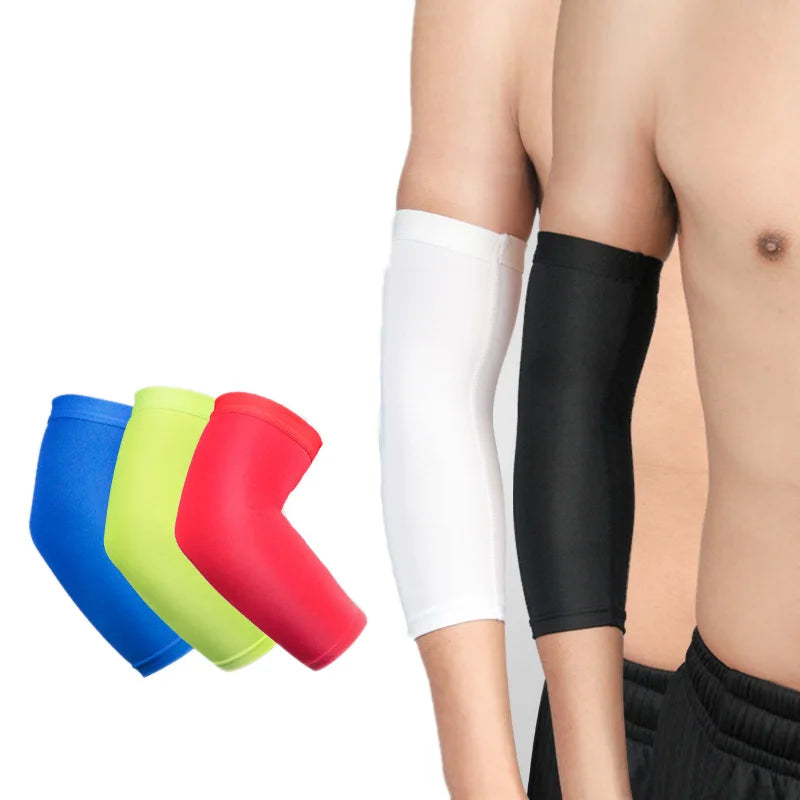Un ensemble de quatre manches de soutien sportif respirantes bleues, vert lime et rouges sur un bras.