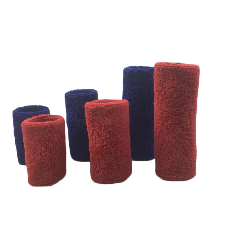 Eine Kollektion von mehrfarbigen Sport-Hand-Sweatbands in Marineblau und Rot-Orange.
