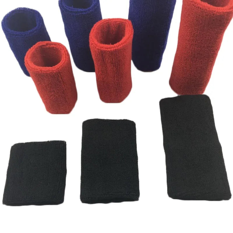 Eine Kollektion mehrfarbiger Sport-Handgelenk-Sweatbands in blau, rot und schwarz.