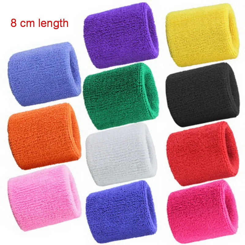 Eine Kollektion mehrfarbiger Sport-Handgelenk-Sweatbands in verschiedenen Farben wie lila, grün, schwarz, orange, weiß und ro