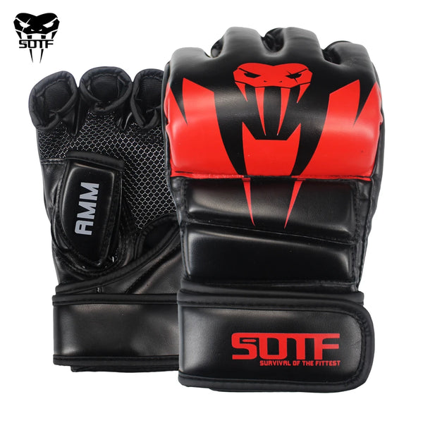 Ein Paar schwarz-roter MMA-Boxhandschuhe mit dem SOFT-Logo am Armband.