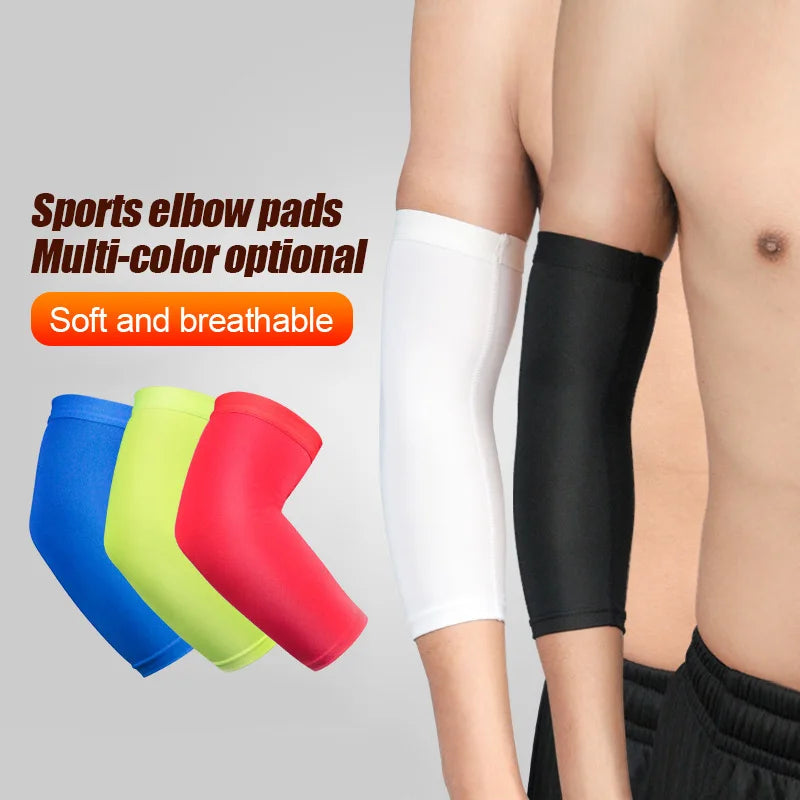 Protège-avant-bras et manchons de soutien sportif multicolores portés sur un bras.
