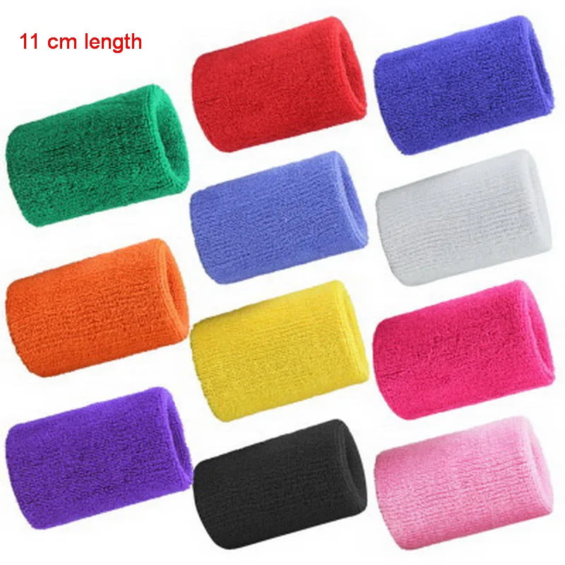 Eine Sammlung von mehrfarbigen Sport-Handgelenk-Sweatbands in verschiedenen Farben wie rot, blau, grün, orange, gelb, pink un
