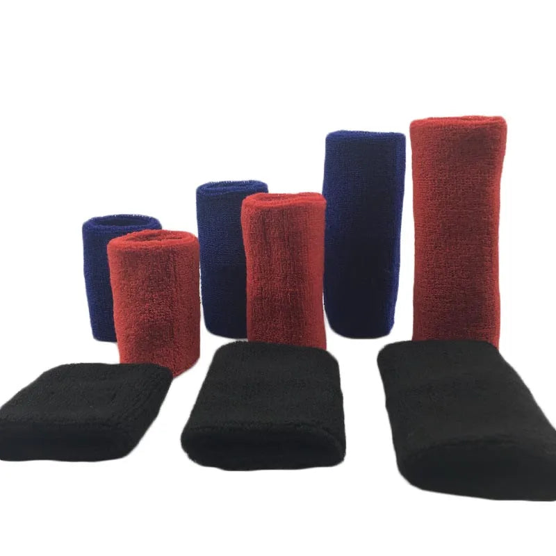 Eine Sammlung mehrfarbiger Sport-Hand-Sweatbands in Navyblau, Rot und Orange auf weißem Hintergrund.