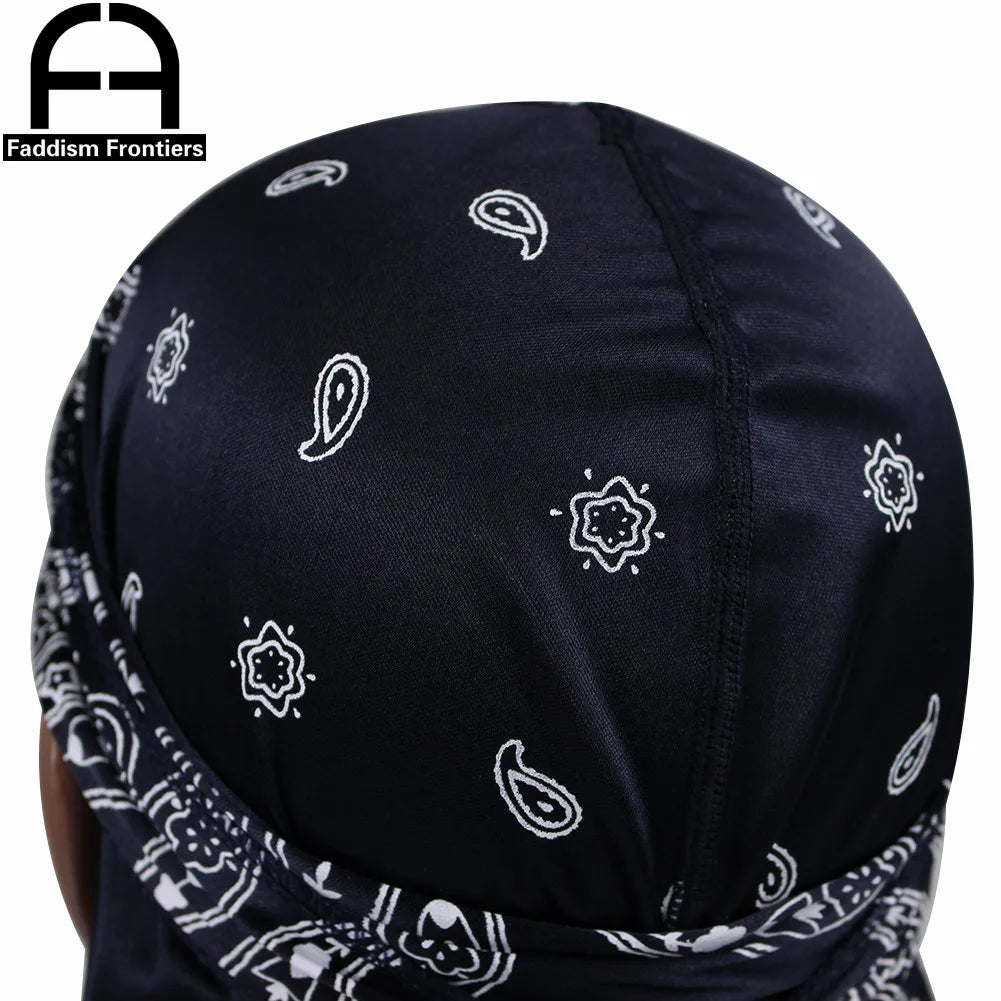 Schwarzer Seidenschal mit Paisley-Muster und weißer Stickerei