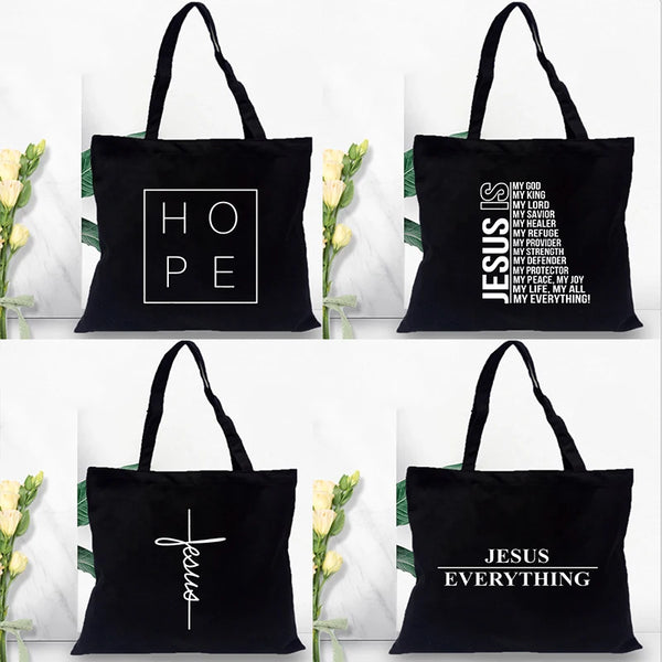 Sacs en toile noirs avec divers messages de foi et imprimés de textes de Jésus.