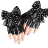 Schwarze genietete Leder-Performance-Handschuhe mit großen Schleifenverzierung auf einer Hand.