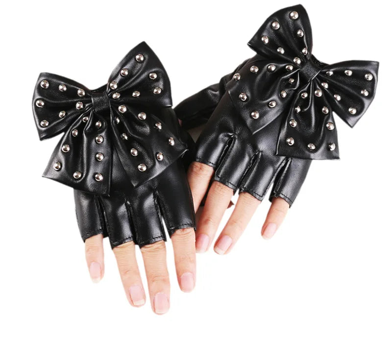 Schwarze genietete Leder-Performance-Handschuhe mit großen Schleifenverzierung auf einer Hand.