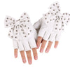 Weiße Performance-Handschuhe mit silbernen Nieten und Schleifenverzierung