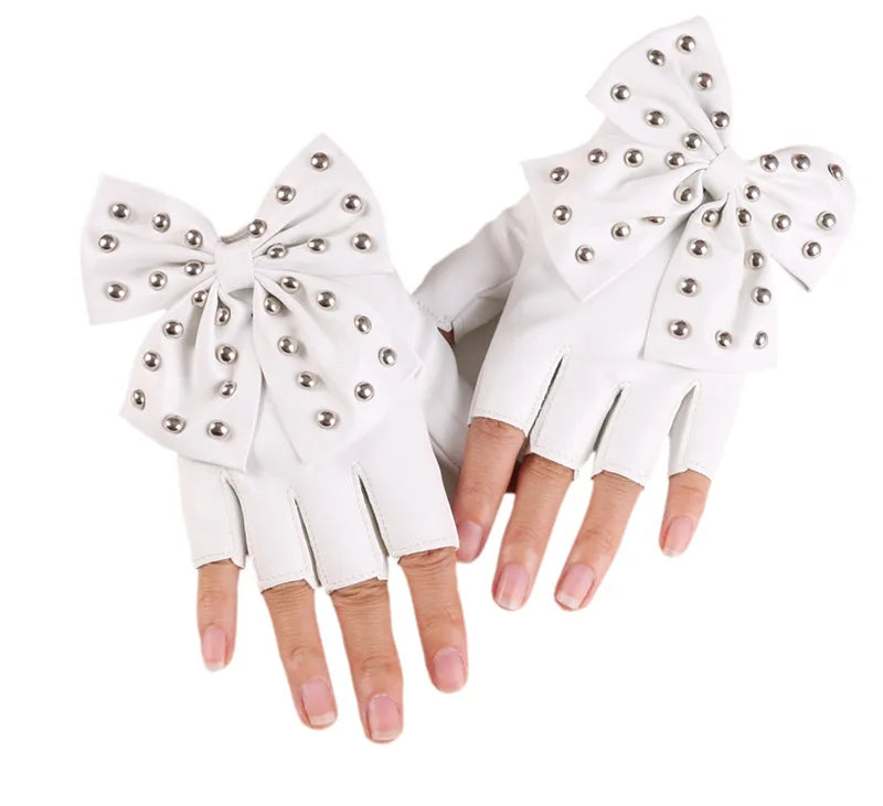 Weiße Performance-Handschuhe mit silbernen Nieten und Schleifenverzierung
