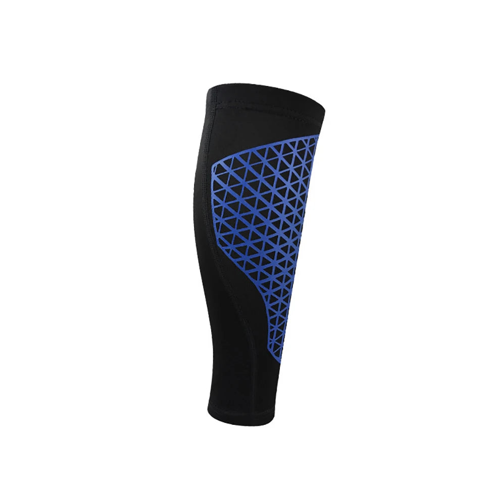 Schwarze Kompressions-Wadenwärmer mit blauem geometrischem Muster auf dem Schienbein.