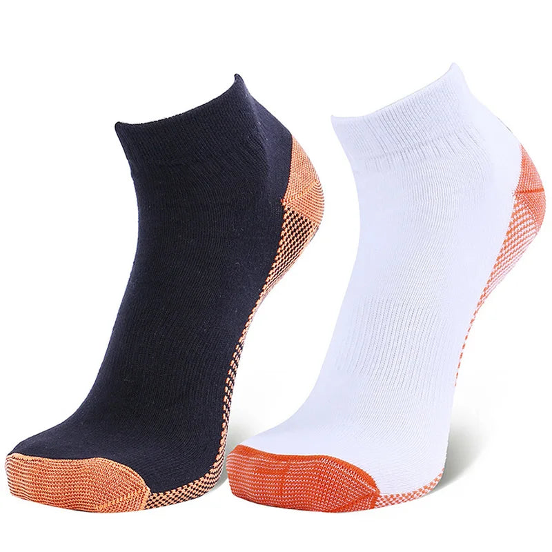 Une paire de chaussettes de compression en fibre de cuivre noir et blanc, vue de côté.