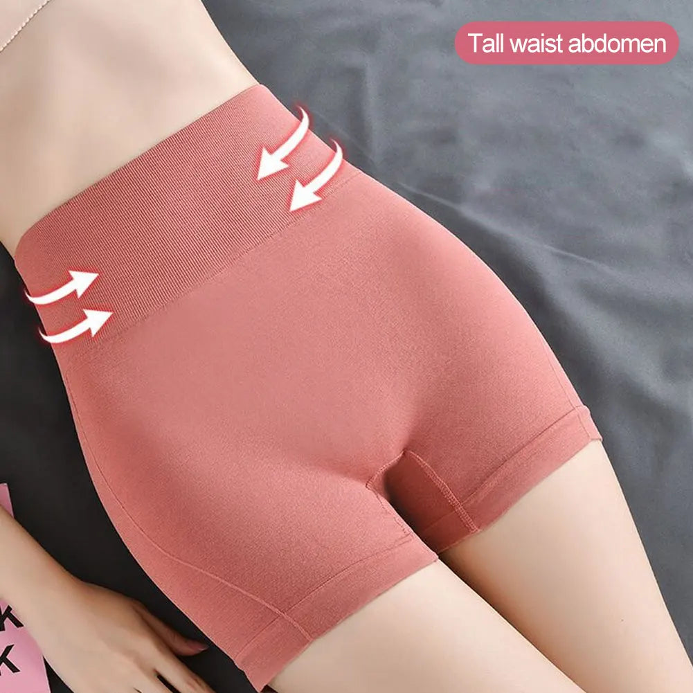 Unos shorts deportivos sin costuras para mujer color rosa polvoriento puestos en la pierna de una modelo.