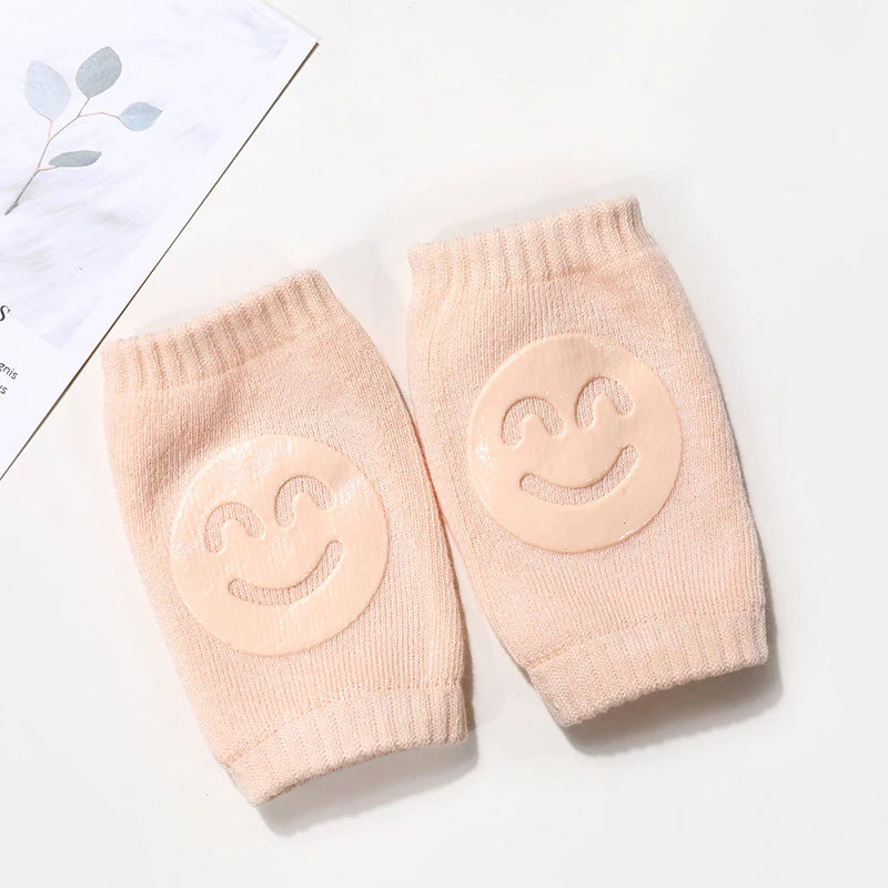 Ein Paar weiche, pinke, elastische Wadenwärmer für Baby und Kleinkinder mit lächelnden Gesichtern.