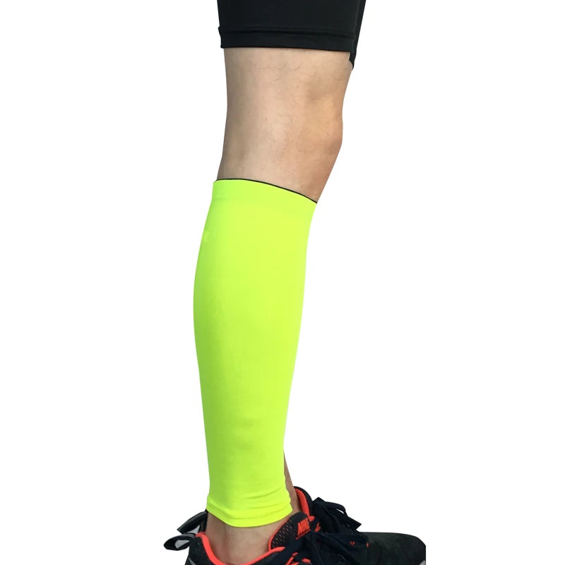 Nahaufnahme eines leuchtend gelben Neon-Compressionsstrumpfes am Unterschenkel.