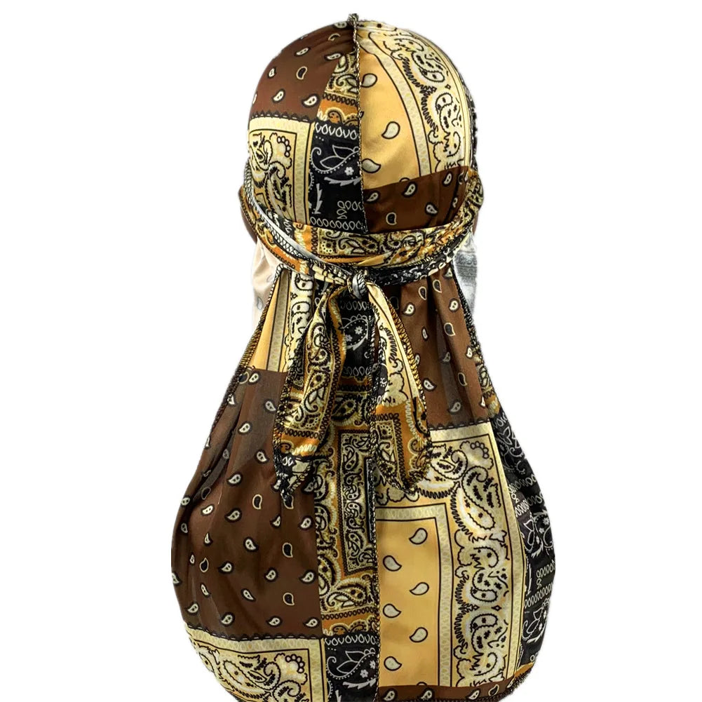 Braun-goldener Seidenschal mit Paisley-Muster, gebunden mit einer verzierten Knoten.