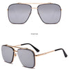 Gafas de metal cuadradas gris plateado, mostradas desde la vista frontal y lateral.