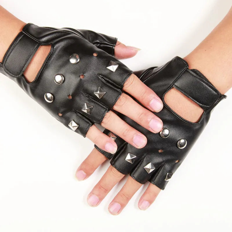 Schwarze Lederhandschuhe mit silbernen Nieten und Stechen, getragen an einer Hand.