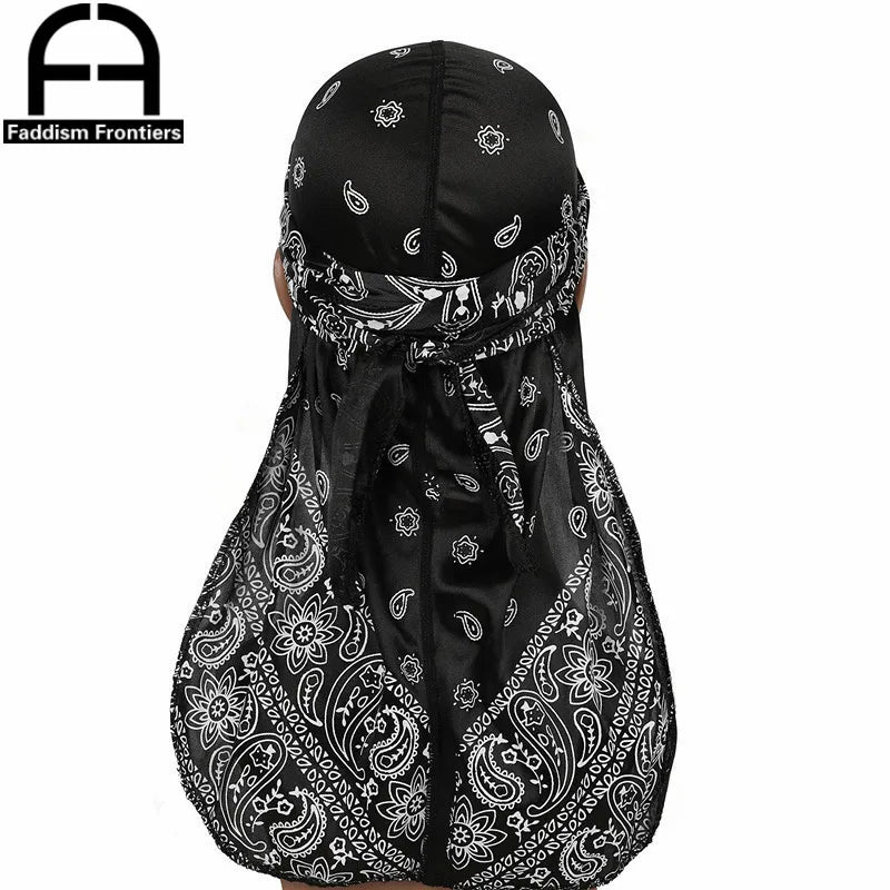 Schwarzer Seidenschal mit Paisley-Muster und aufwendiger weißer Stickerei