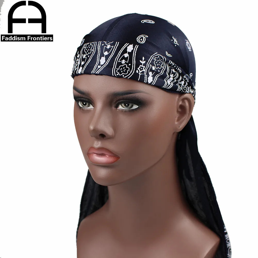 Model trägt einen schwarzen Seidendurag mit Paisley-Muster und weißen, komplizierten Mustern.