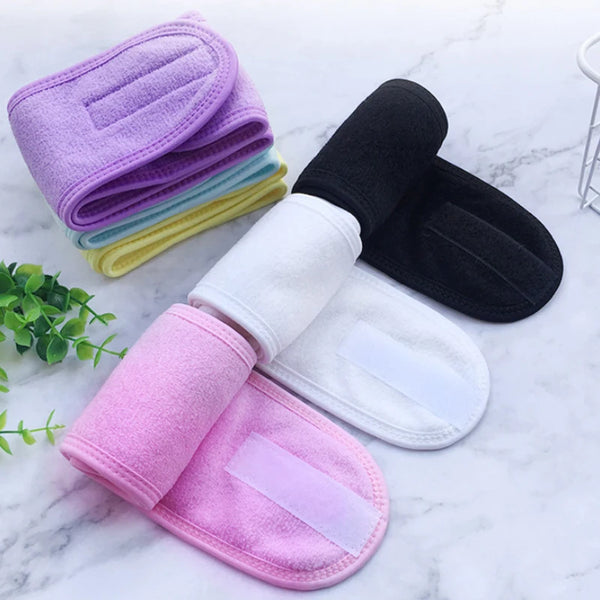 Pile de bandeaux larges et ajustables colorés pour les cheveux, le maquillage et les soins de spa.