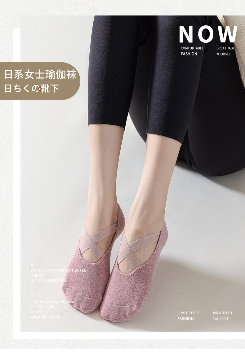 Primer plano de una modelo usando calcetines de yoga rosa de ajuste cómodo con pantalones negros.