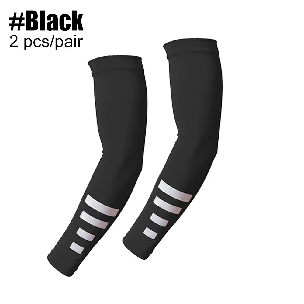 Ein Paar schwarze UV-Schutz-Kühl-Armschuhe auf weißem Hintergrund.