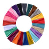 Arrangement circulaire de bandeaux élastiques colorés pour cheveux et maquillage dans diverses nuances de rose, violet, vert,