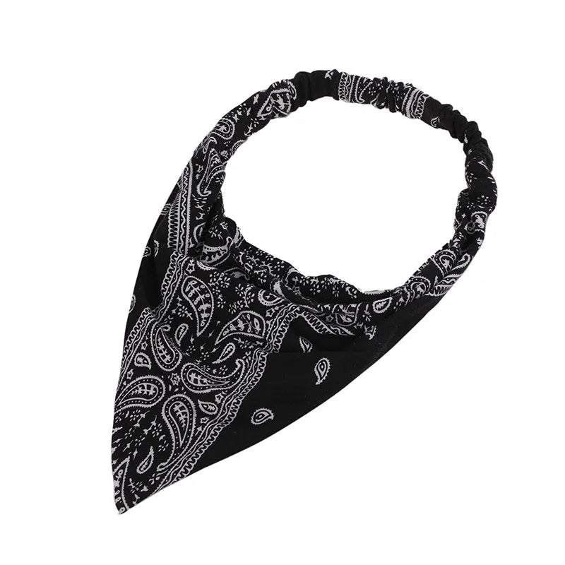 Pañuelo triangular bohemio de cachemira negra con intrincados patrones blancos
