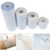 Rollos de cinta adhesiva médica no tejida blanca para vendajes, mostrando texturas y aplicación cercanos.