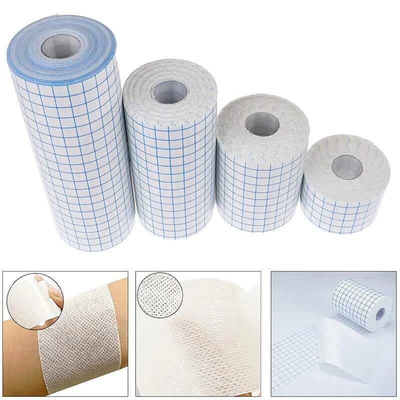 Rollos de cinta adhesiva médica no tejida blanca para vendajes, mostrando texturas y aplicación cercanos.