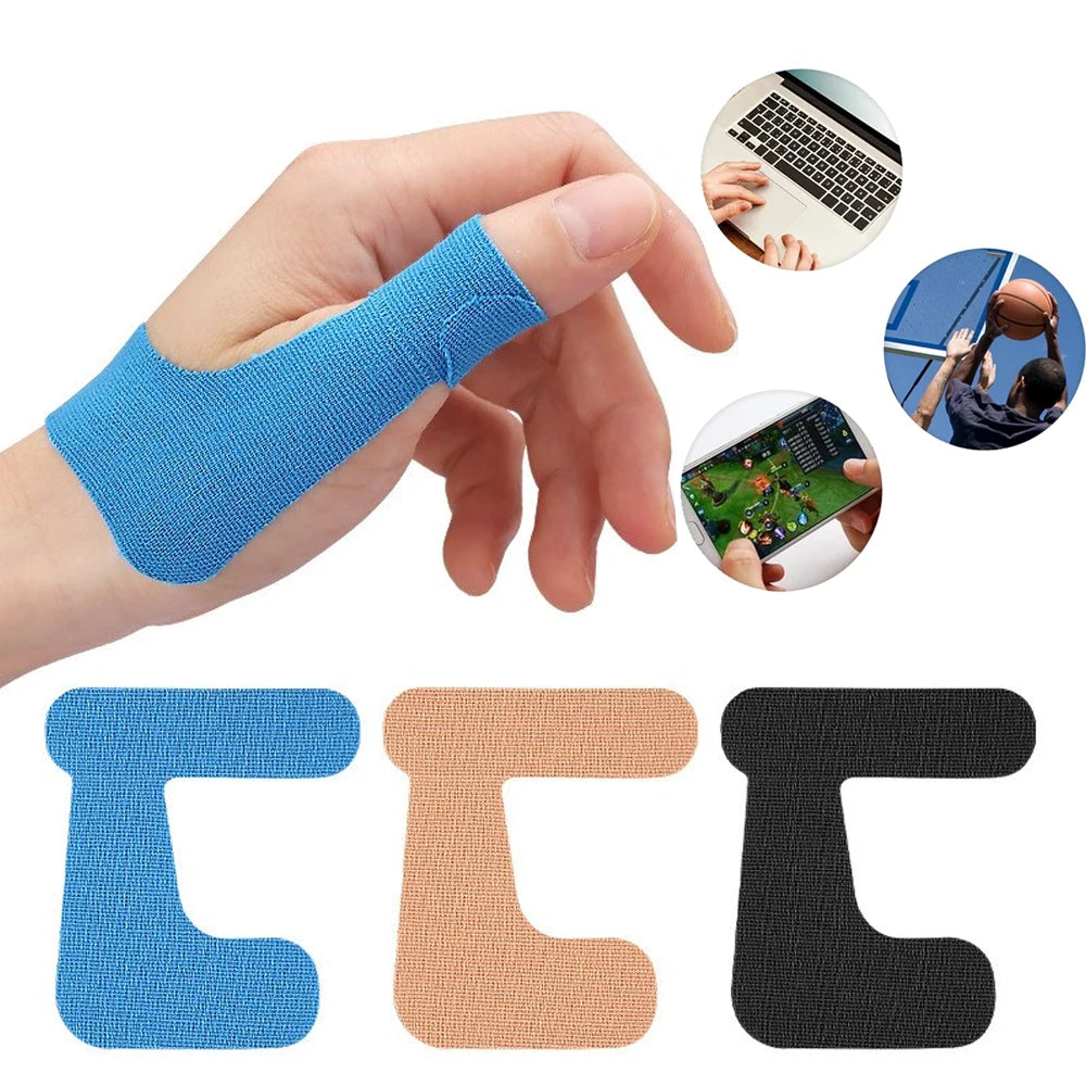 Tiras de cinta kinesiológica azul en una mano y diversas aplicaciones para soporte de pulgar y articulaciones