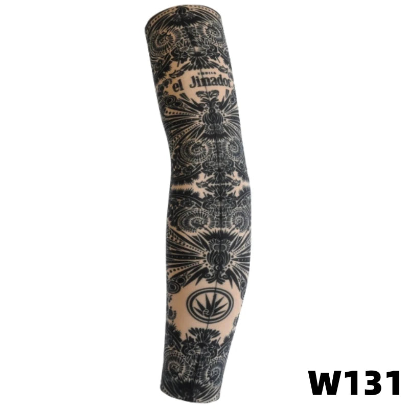 Manche de tatouage en tricot extensible noir avec des motifs ornementaux complexes sur un bras.