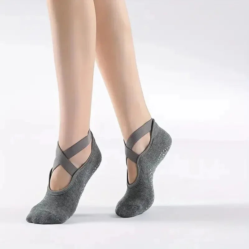 Calcetines de agarre antideslizante grises puestos en los pies de una persona.
