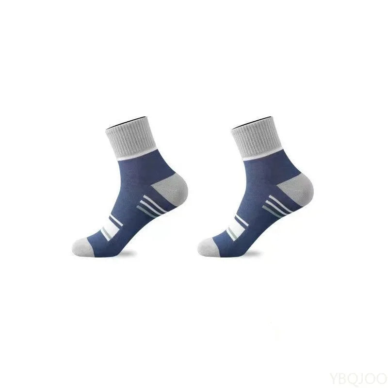 Un par de calcetines deportivos transpirables azul marino y gris vistos de lado.