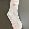 Weiße Strick-Yoga- und Fitnesssocken mit rosa gestreifter Bündchen und rosa Punkten