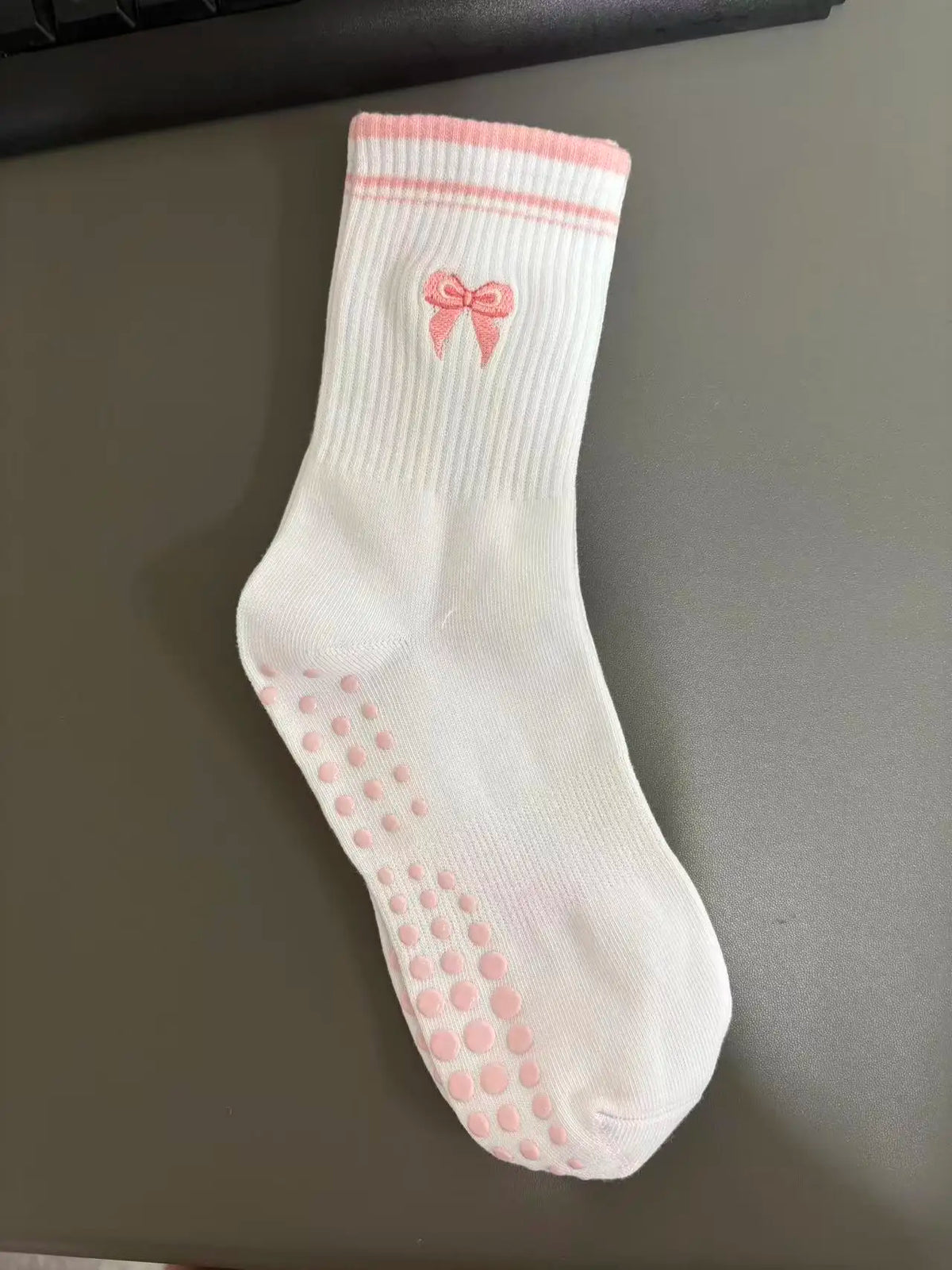 Weiße Strick-Yoga- und Fitnesssocken mit rosa gestreifter Bündchen und rosa Punkten
