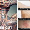 Nahaufnahme einer Hand, die eine klare Folie auf ein Tattoo aufträgt für wasserfeste und antibakterielle Heilung.